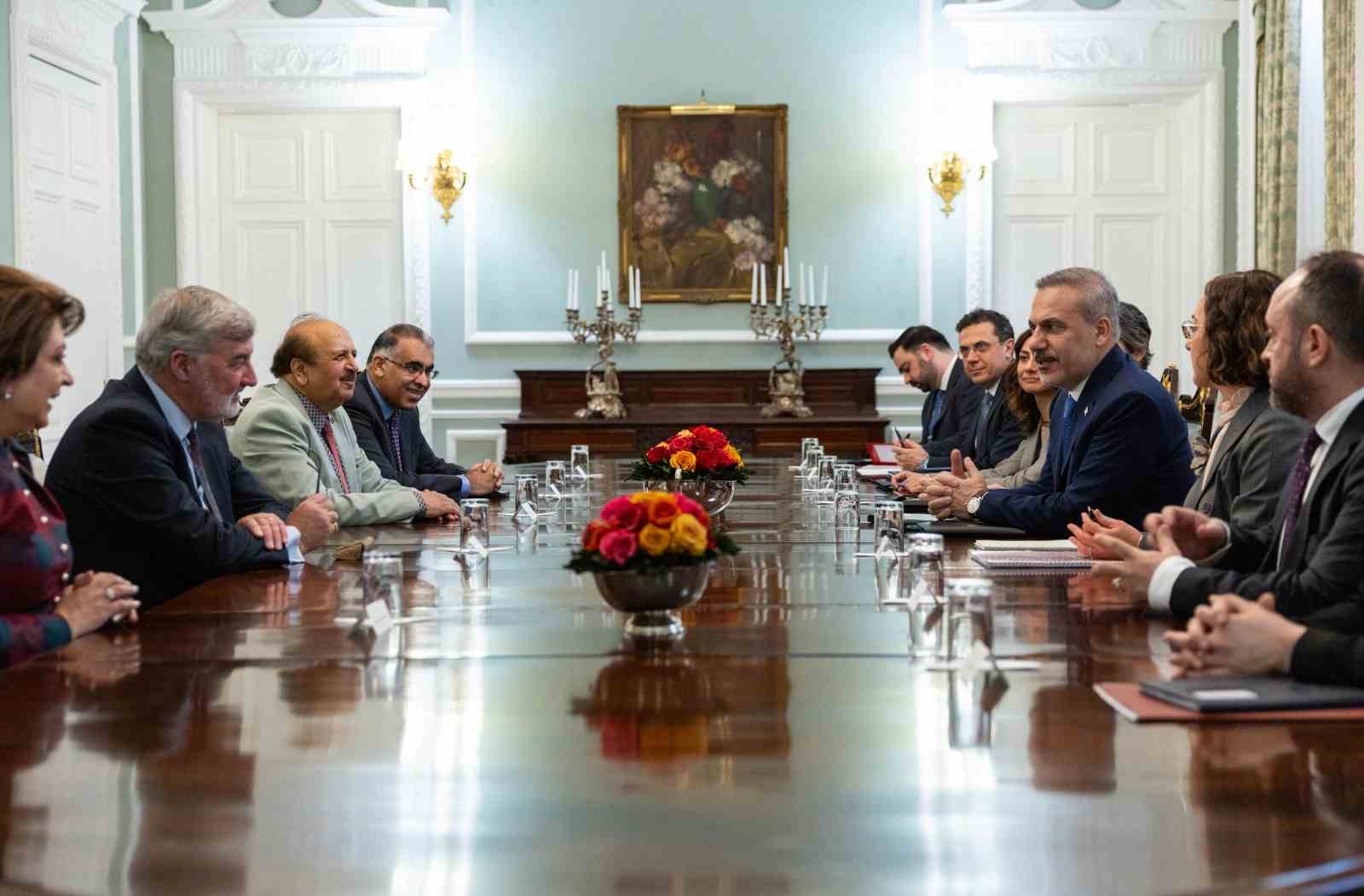 Dışişleri Bakanı Fidan, İngiliz parlamentosu üyeleriyle bir araya geldi
