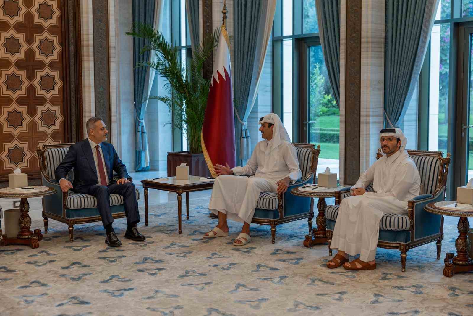 Dışişleri Bakanı Fidan, Katar Emiri Al Thani ile bir araya geldi
