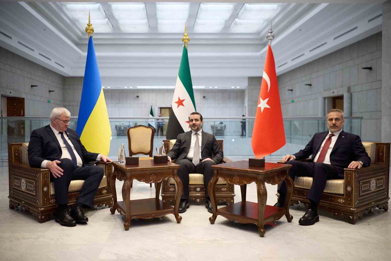 Dışişleri Bakanı Fidan, Suriyeli ve Ukraynallı mevkidaşları ile üçlü görüşme gerçekleştirdi
