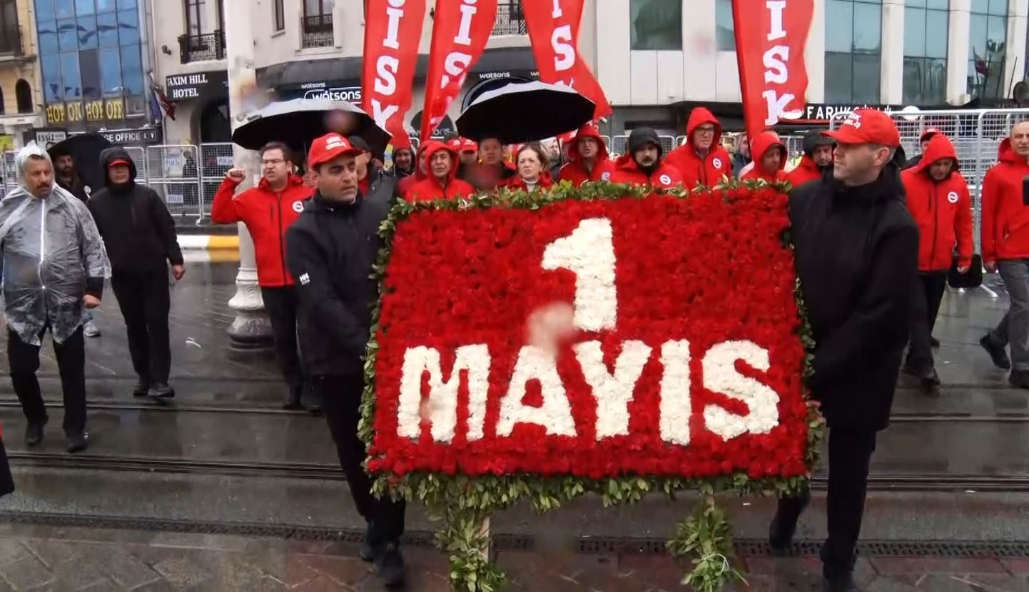 DİSK Taksim Anıtı’na çelenk bıraktı
