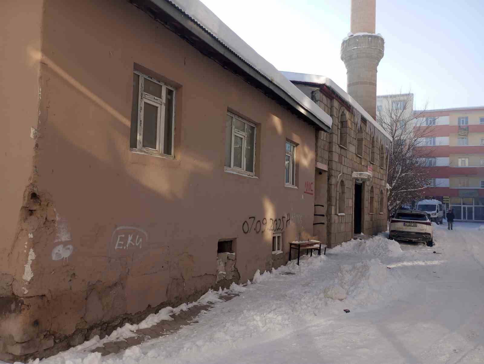 Diyadin merkez camii abdesthanesi bakımsızlığı ile tepki çekiyor
