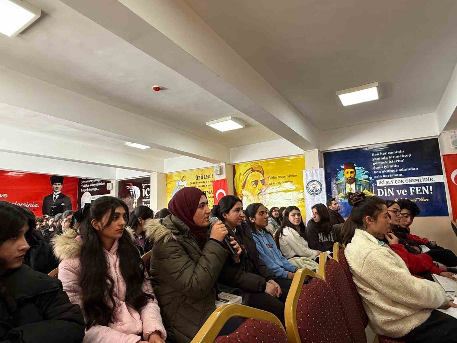 Diyadin’de "Bir bilenle bilge nesil" projesi öğrencilerle buluştu
