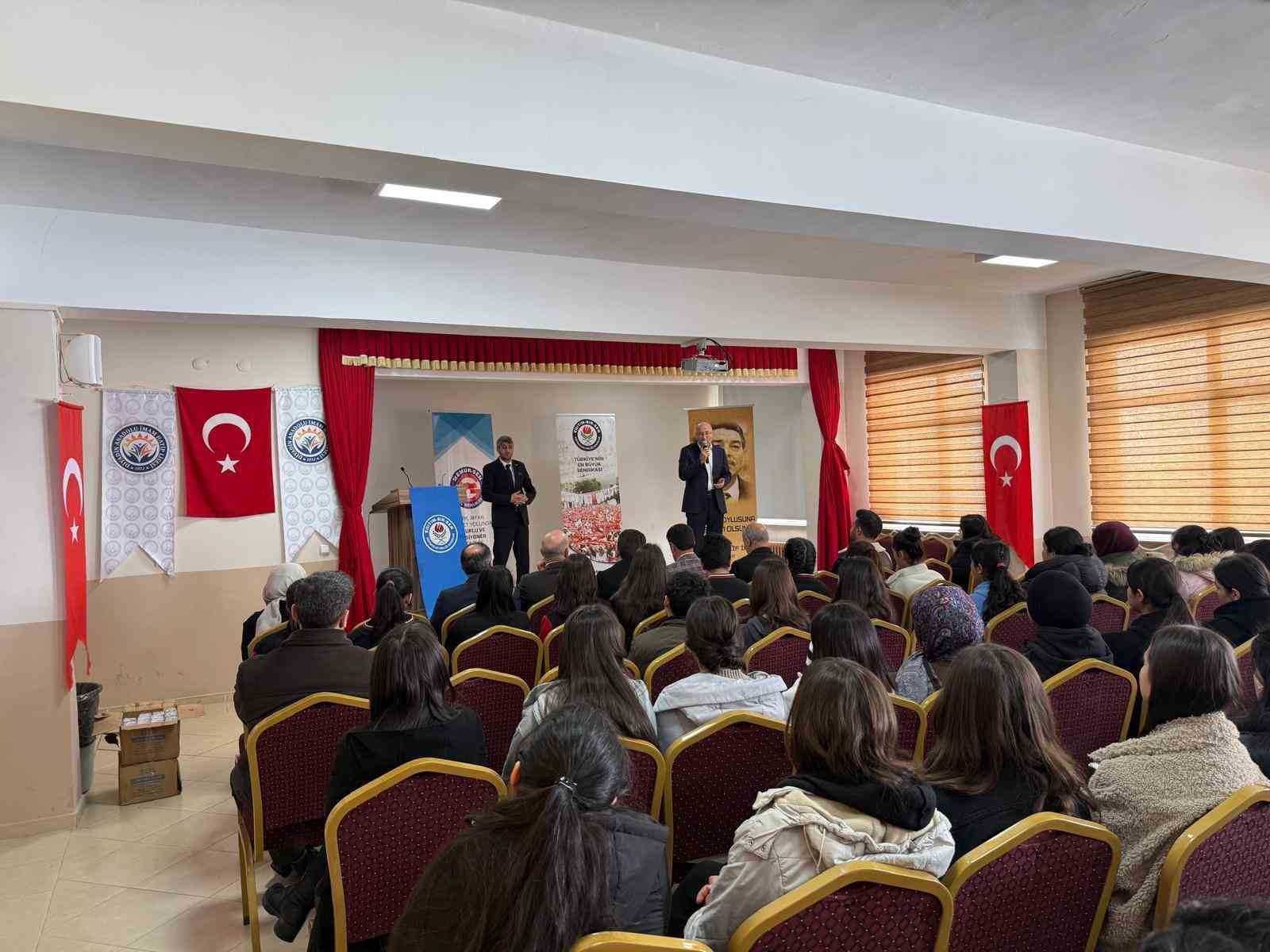 Diyadin’de "Bir bilenle bilge nesil" projesi öğrencilerle buluştu
