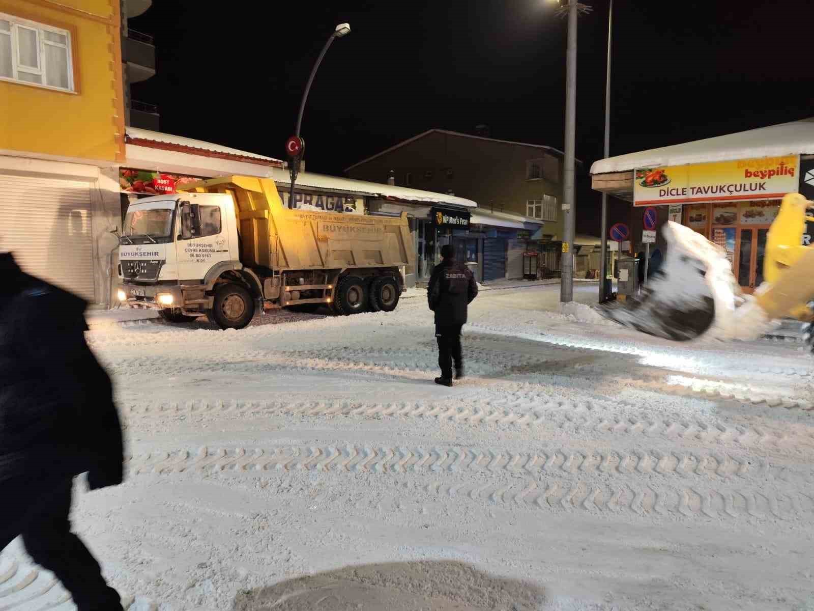 Diyadin’de ekiplerin karla mücadele mesaisi
