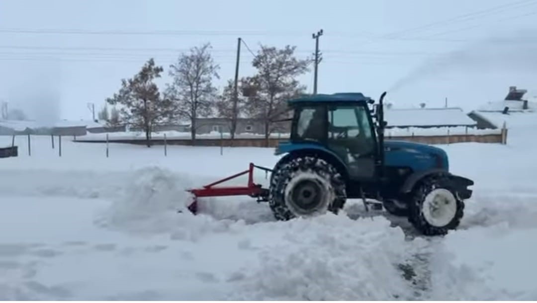 Diyadin’de kar engel olamadı, köy harekete geçti
