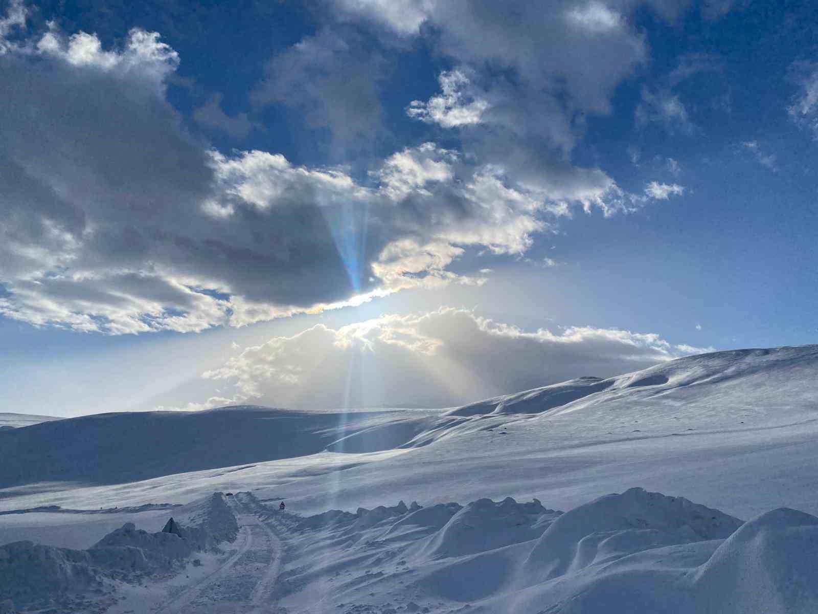 Diyadin’de kar engel tanımadı, öğretmenler görev başında
Diyadin’de kar engel tanımadı, öğretmenler görev başında
