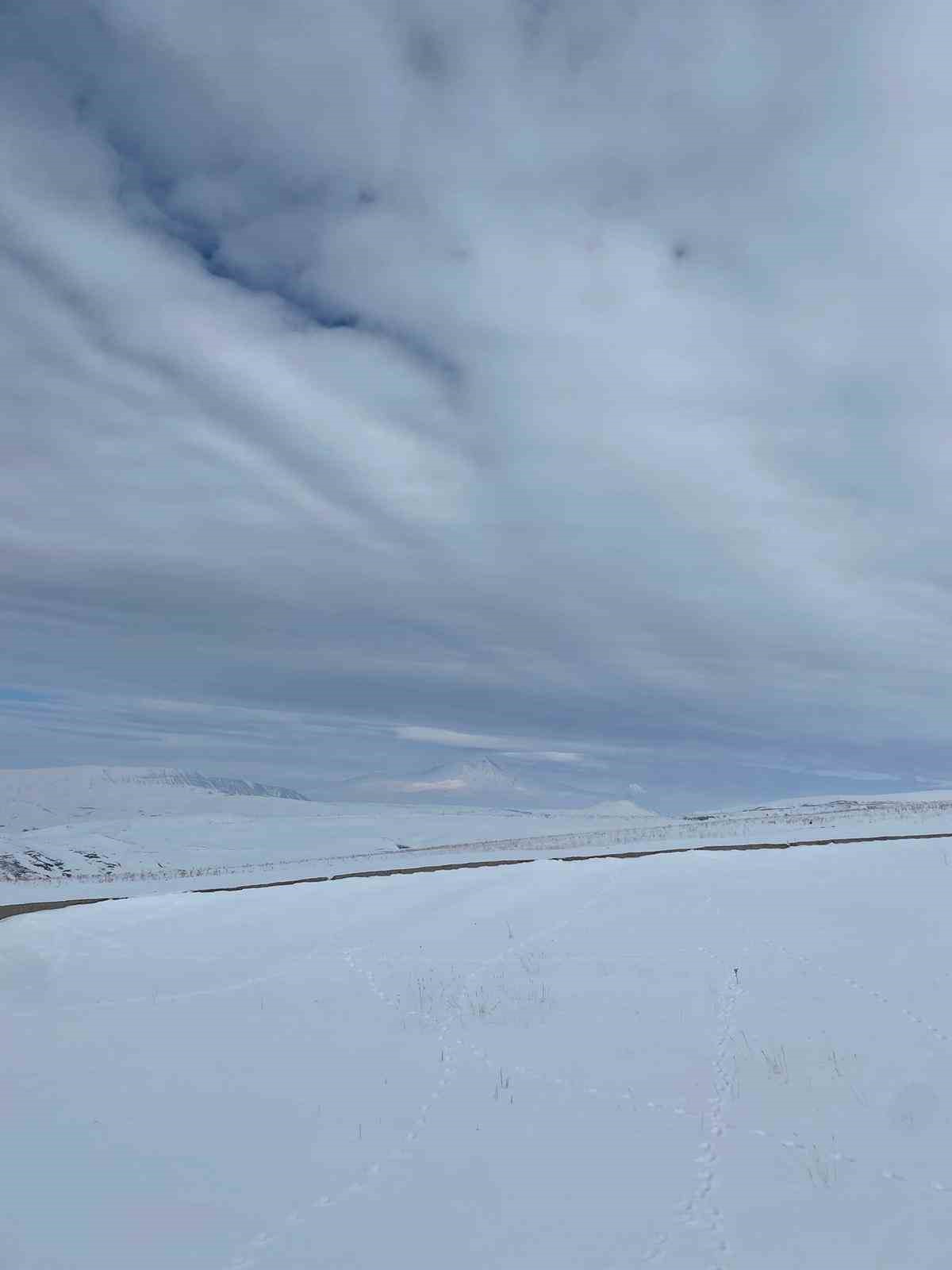 Diyadin’de kar engel tanımadı, öğretmenler görev başında
Diyadin’de kar engel tanımadı, öğretmenler görev başında