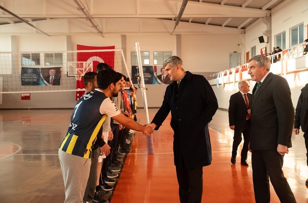 Diyadin’de kurumlar arası voleybol turnuvası başladı
