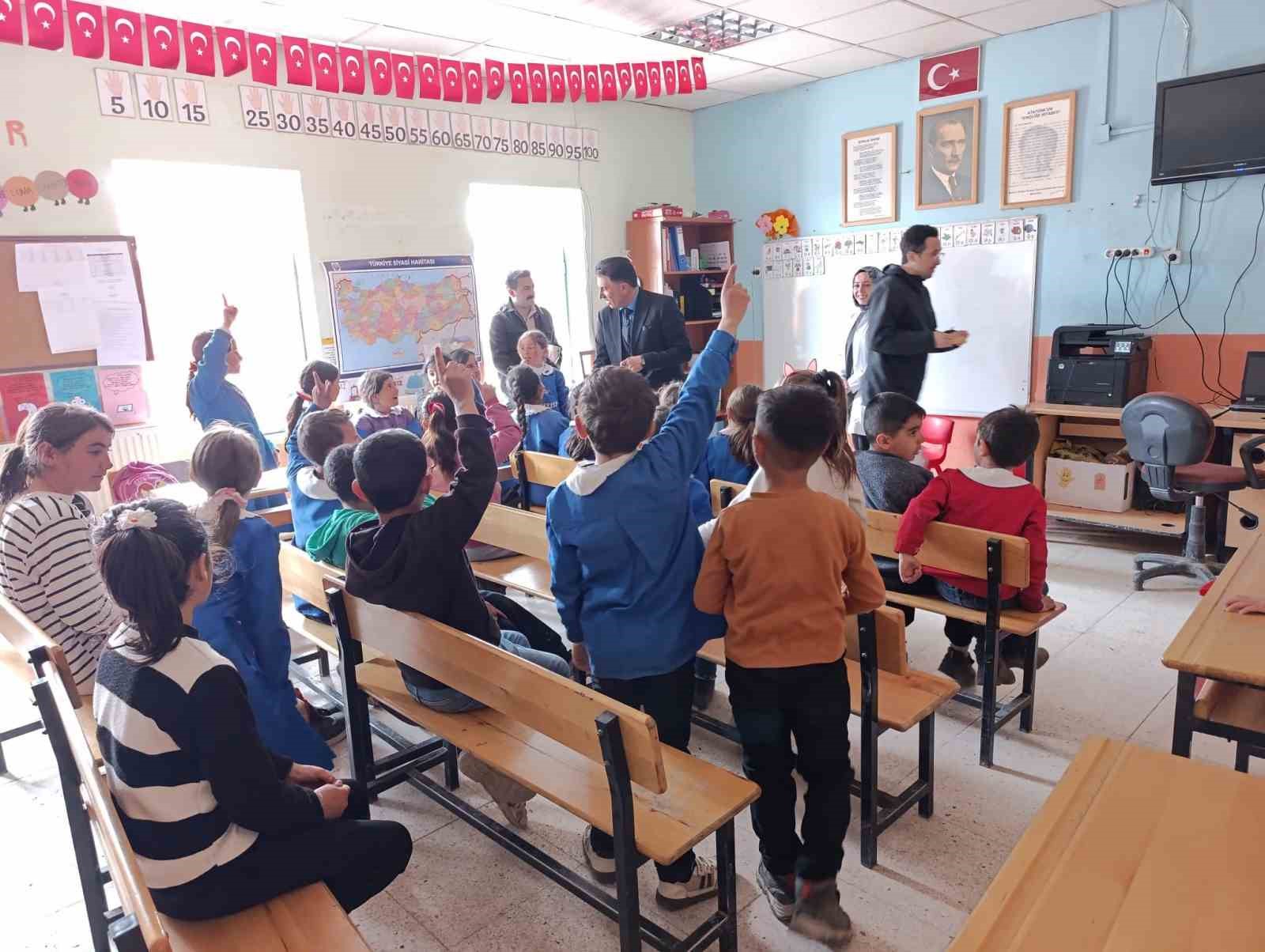 Diyadin’de öğretmene gül mesajı
