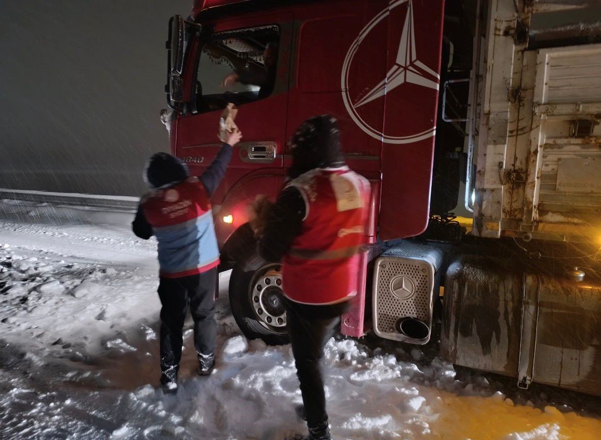 Diyadin’de yolda kalan vatandaşlara kumanya desteği
