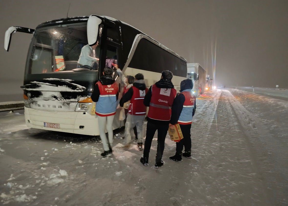 Diyadin’de yolda kalan vatandaşlara kumanya desteği

