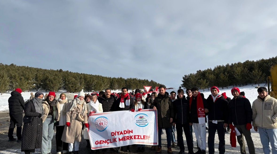 Diyadin’li gençler Sarıkamış şehitlerini Allahuekber Dağları’nda andı
