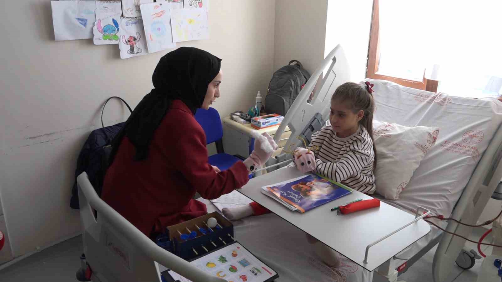 Diyaliz merkezinde 13 yaşındaki Melek için okuma yazma seferberliği
