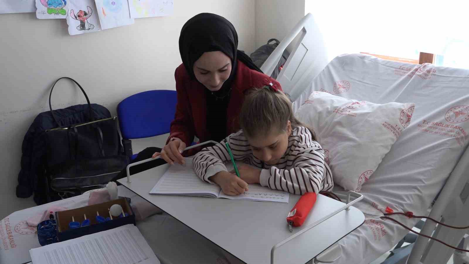 Diyaliz merkezinde 13 yaşındaki Melek için okuma yazma seferberliği

