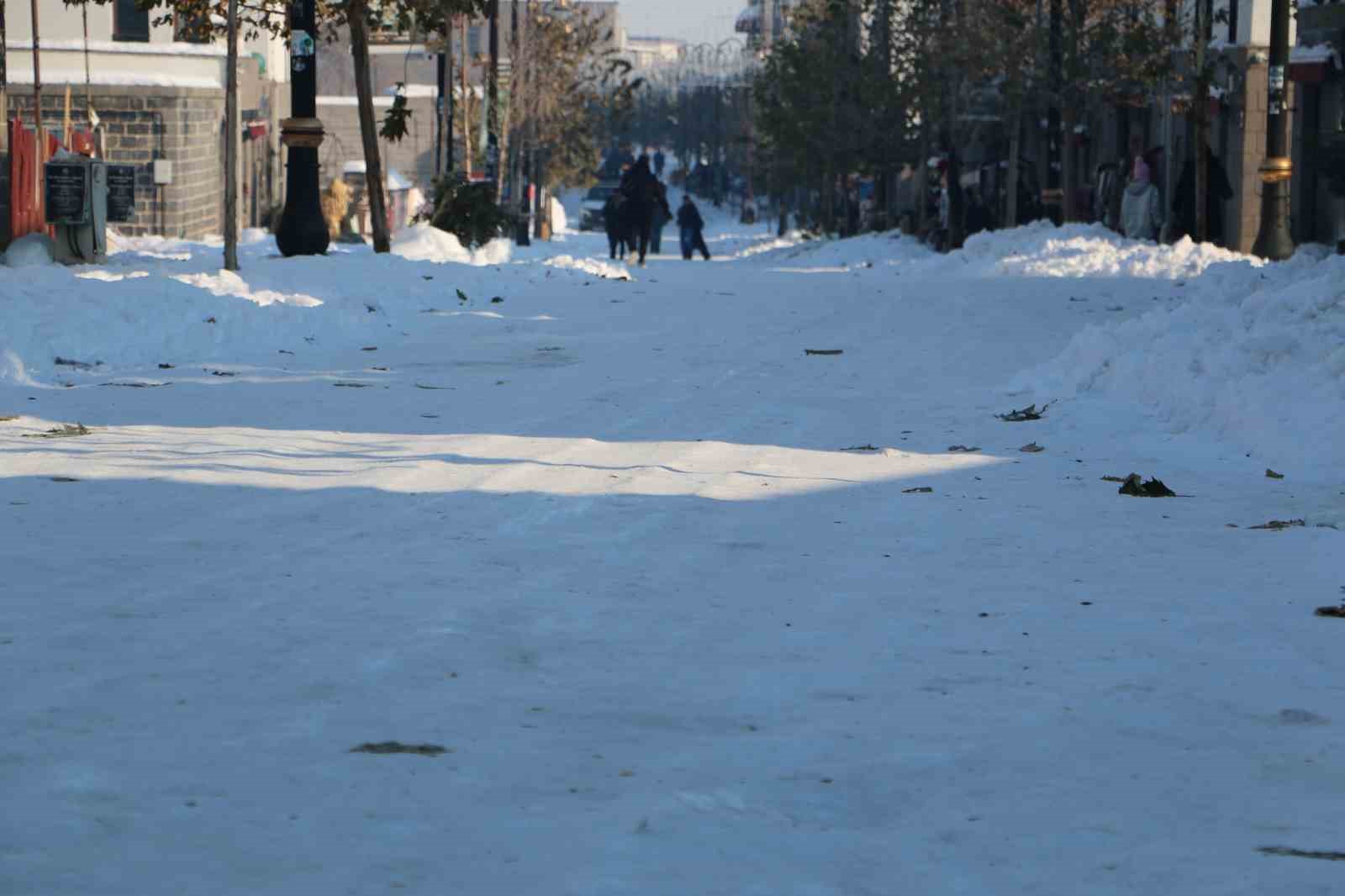 Diyarbakı’ın tarihi Sur ilçesinde belediyeye kar tepkisi
