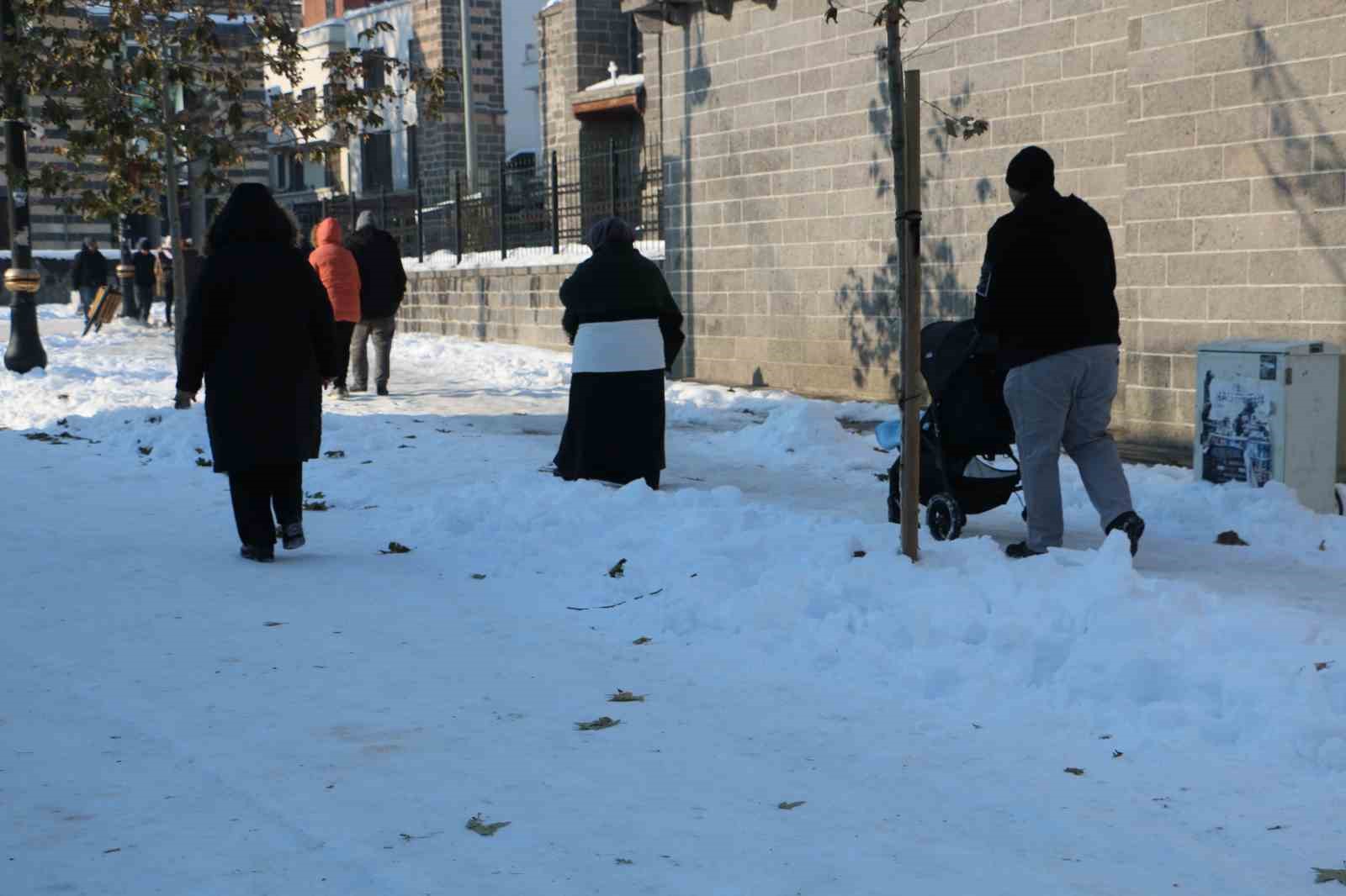 Diyarbakı’ın tarihi Sur ilçesinde belediyeye kar tepkisi
