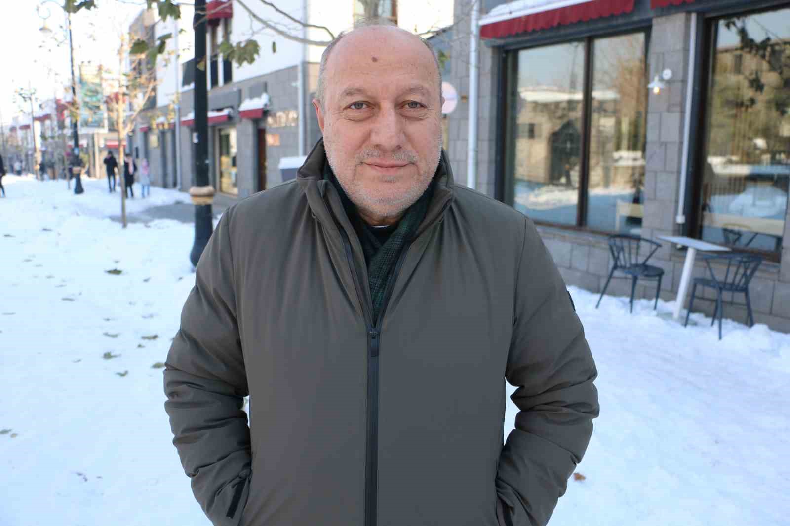 Diyarbakı’ın tarihi Sur ilçesinde belediyeye kar tepkisi
