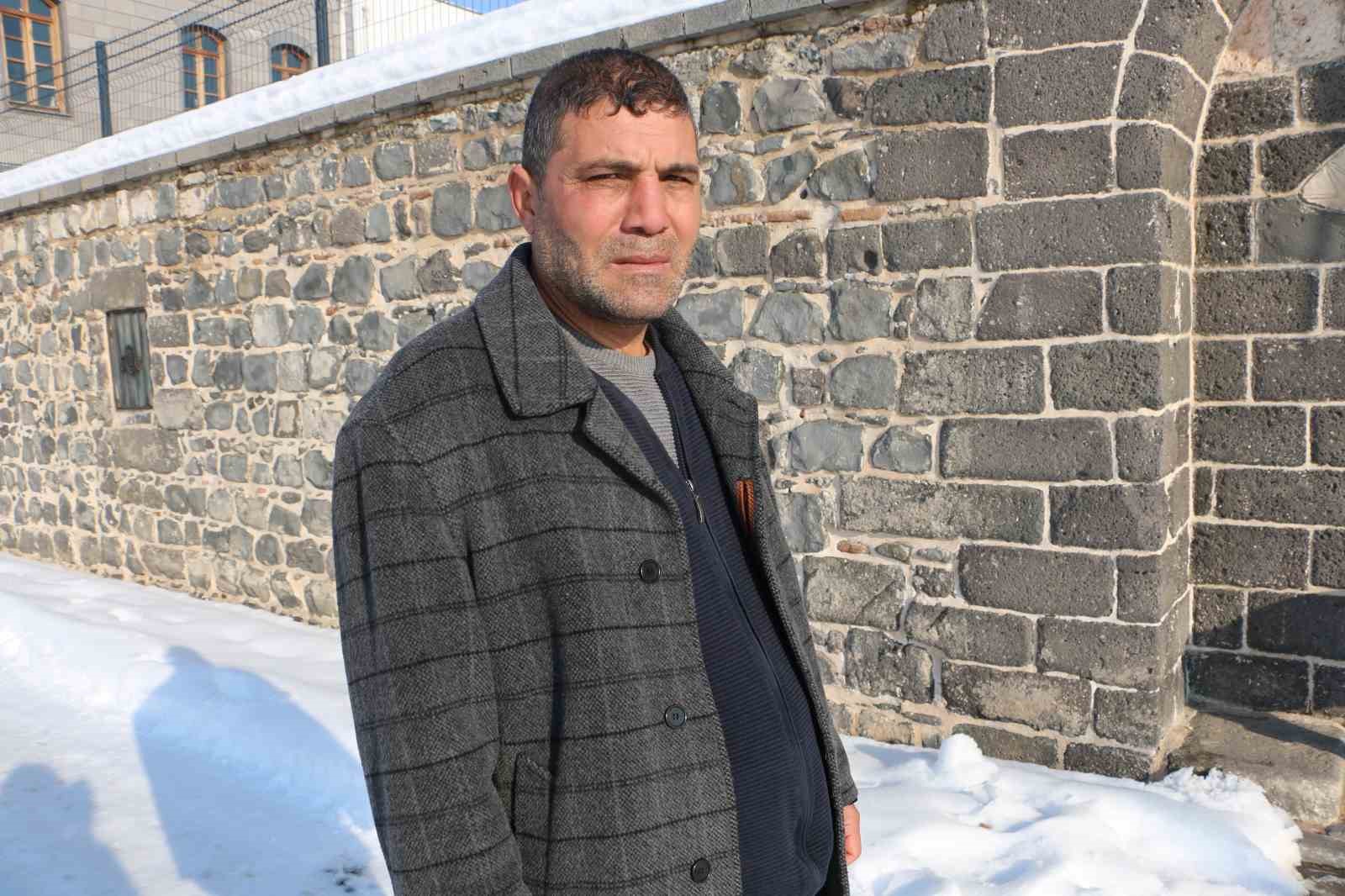 Diyarbakı’ın tarihi Sur ilçesinde belediyeye kar tepkisi
