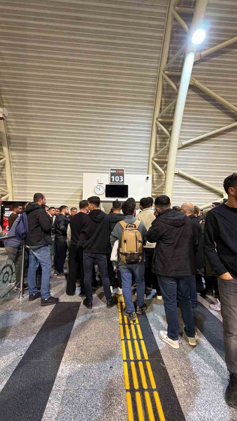 Diyarbakır-Antalya seferini yapan Sunexpres’in 7 saatlik rötarı yolcuların tepkisine sebep oldu
