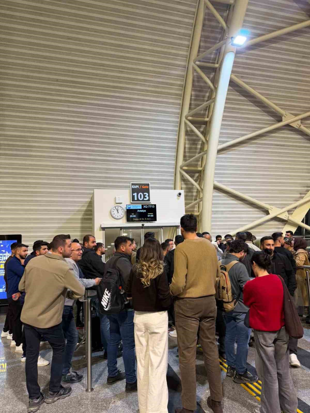 Diyarbakır-Antalya seferini yapan Sunexpres’in 7 saatlik rötarı yolcuların tepkisine sebep oldu
