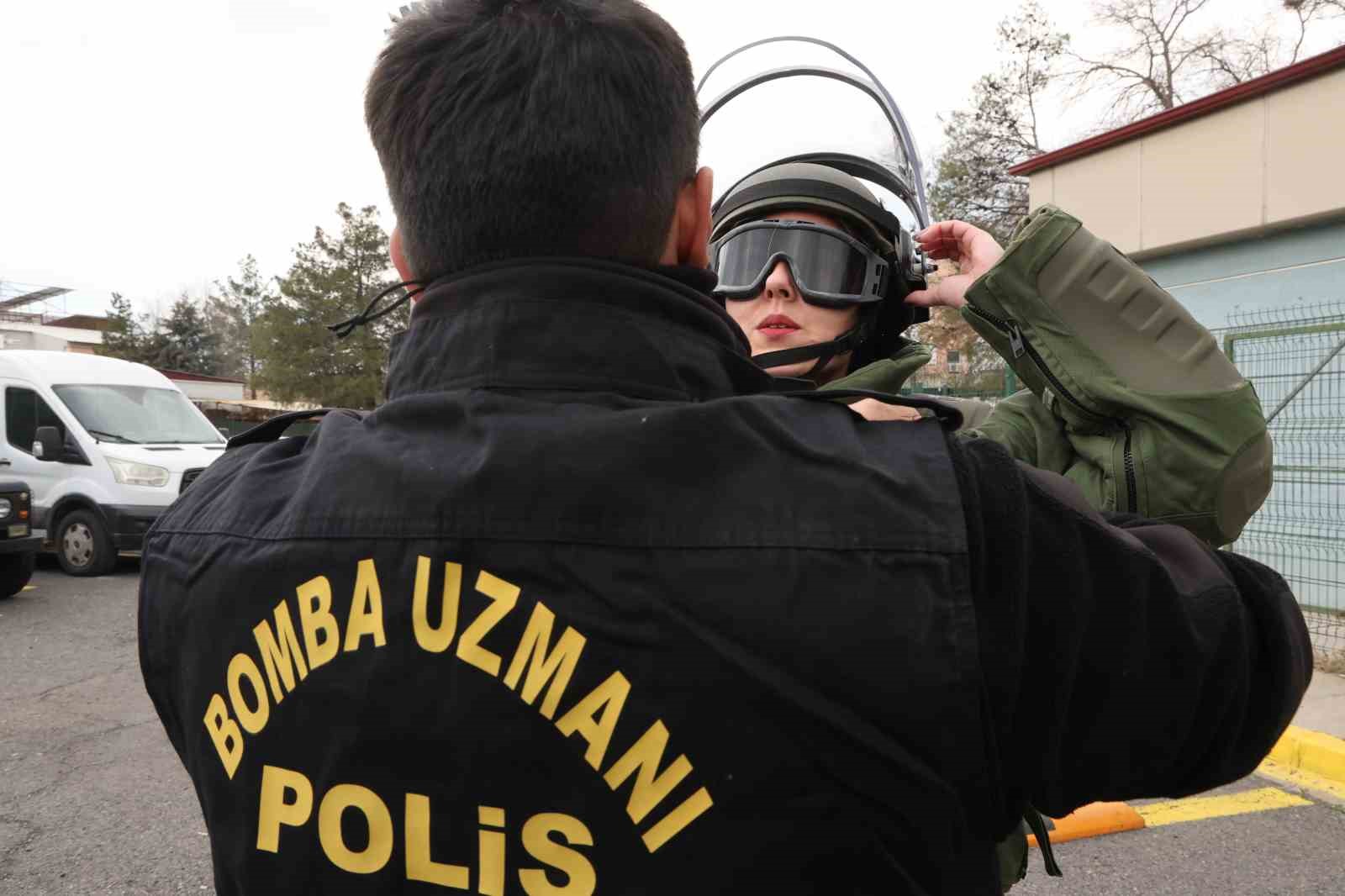 Diyarbakır Emniyeti’nin bu birimindeki kadınlar detaycılıklarıyla olayları aydınlatıyor
