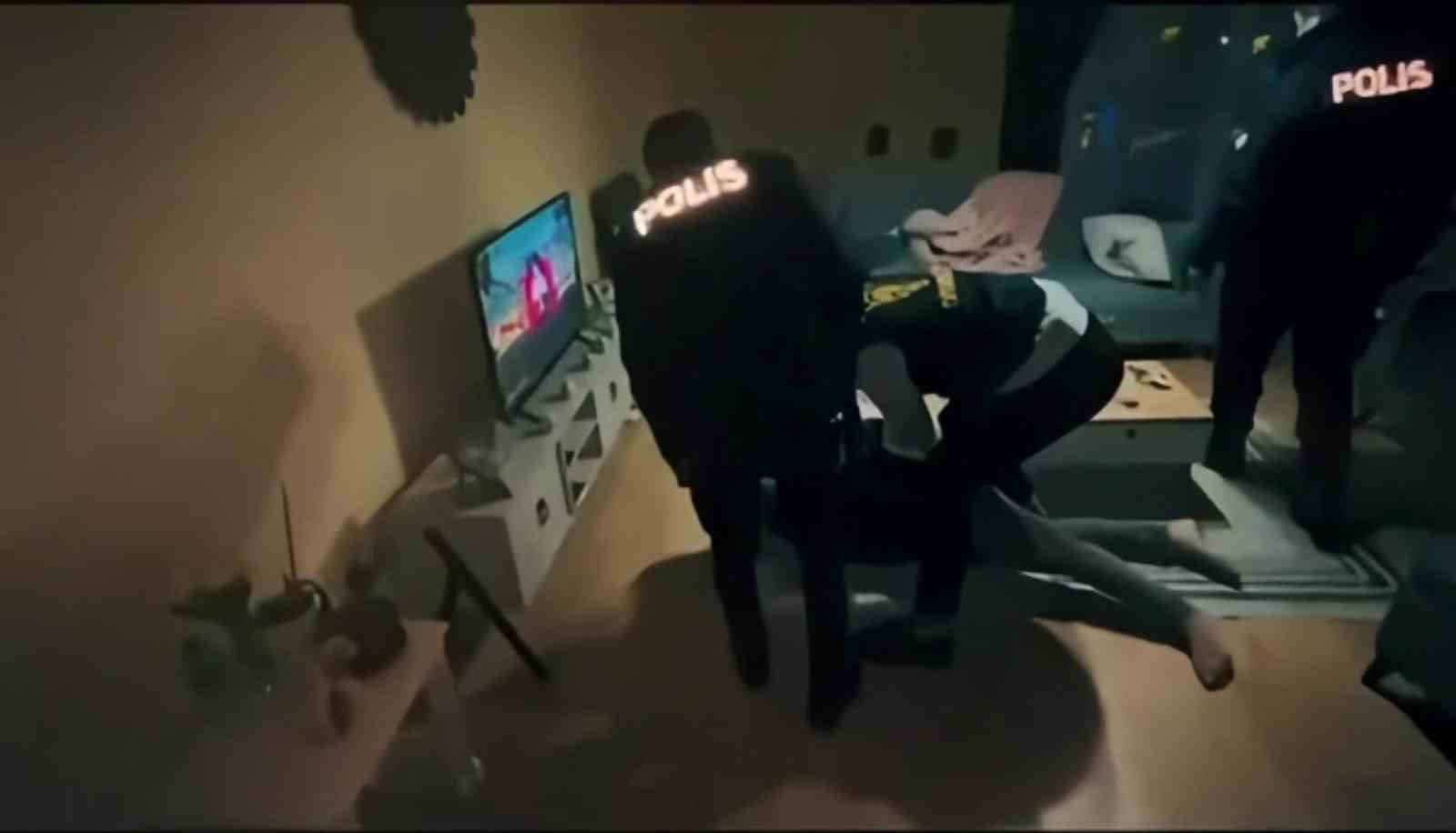 Diyarbakır merkezli 14 ilde "son istasyon" operasyonu
Diyarbakır merkezli 14 ilde "son istasyon" operasyonu