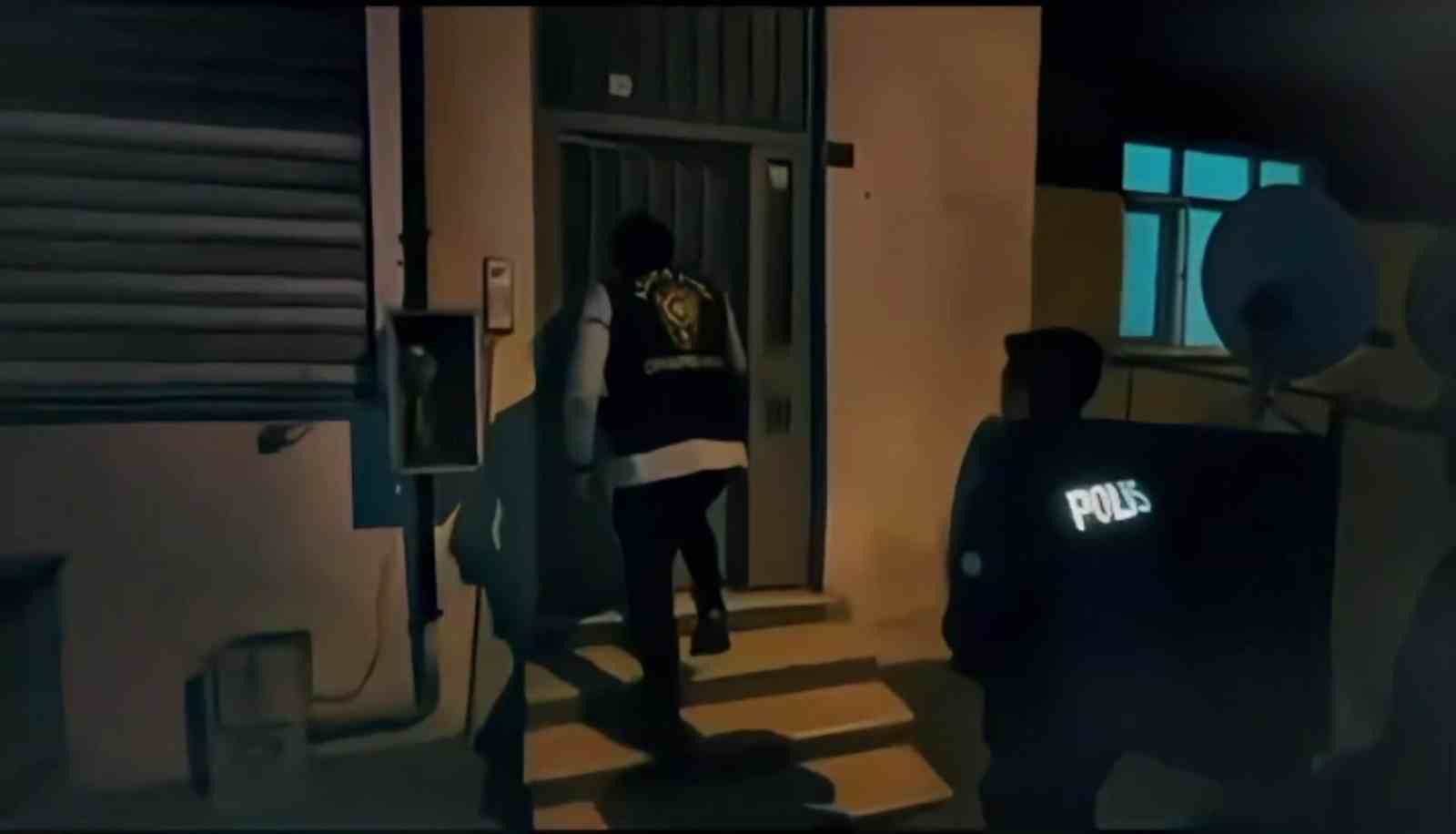 Diyarbakır merkezli 14 ilde "son istasyon" operasyonu
Diyarbakır merkezli 14 ilde "son istasyon" operasyonu