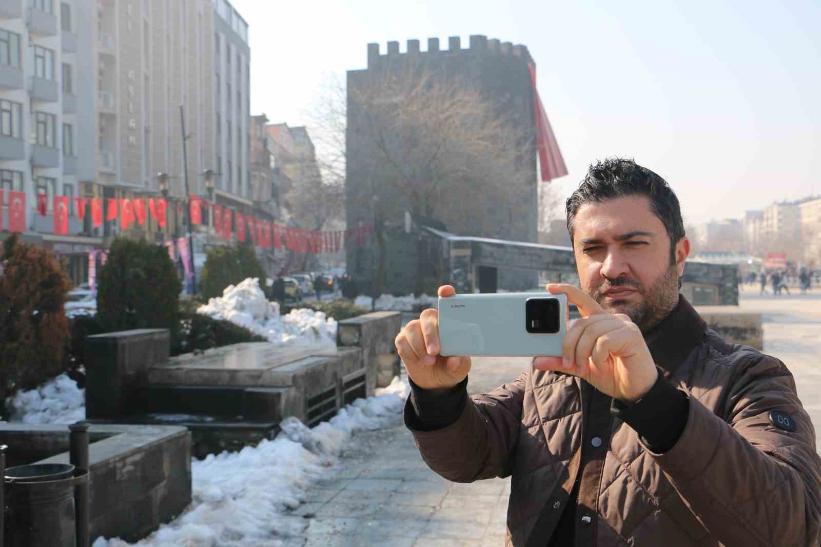 Diyarbakır surlarının 1932’de yıkılan bölümleri yapay zekayla yeniden canlandırıldı
Diyarbakır surlarının 1932’de yıkılan bölümleri yapay zekayla yeniden canlandırıldı