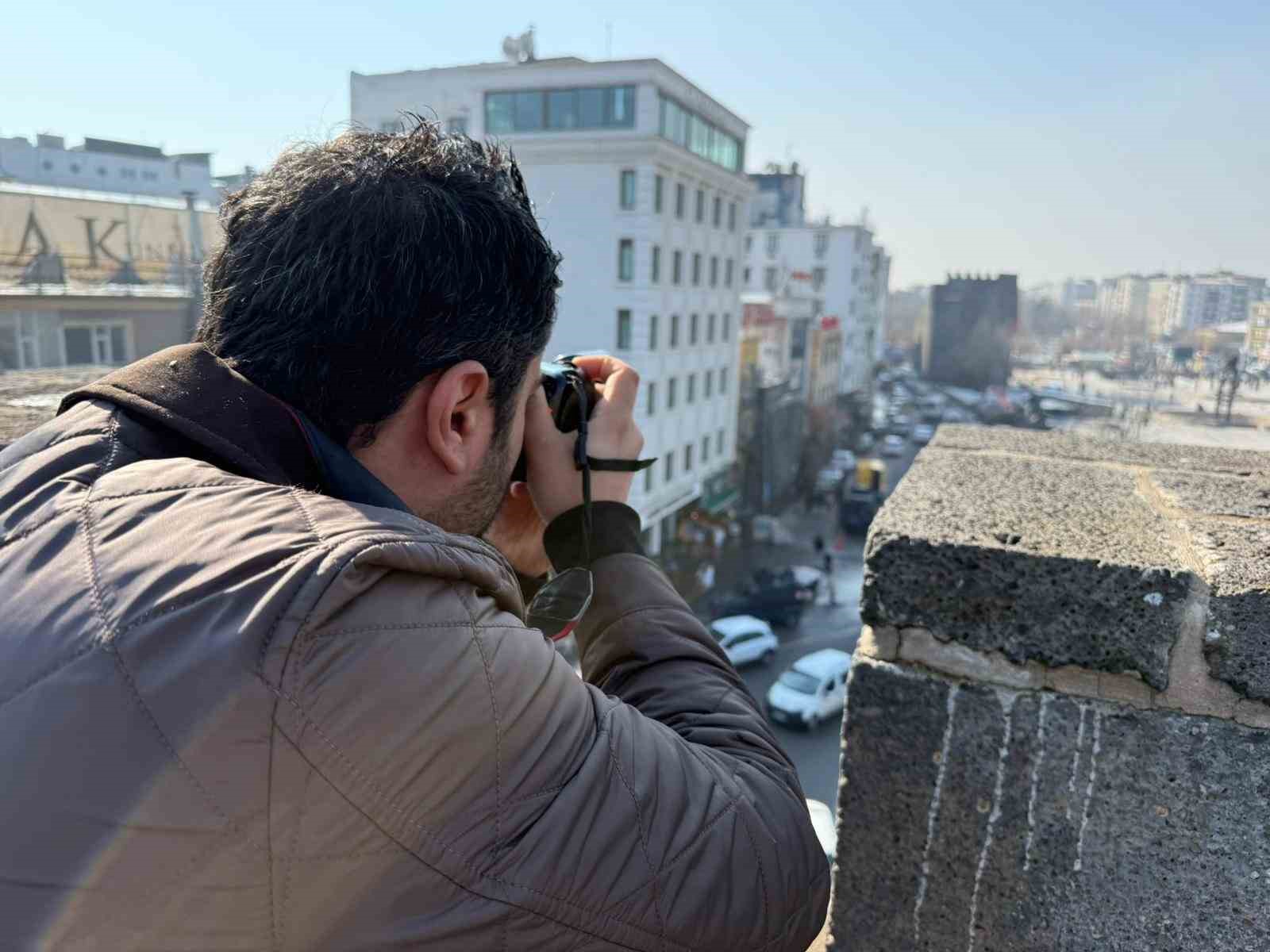 Diyarbakır surlarının 1932’de yıkılan bölümleri yapay zekayla yeniden canlandırıldı
Diyarbakır surlarının 1932’de yıkılan bölümleri yapay zekayla yeniden canlandırıldı