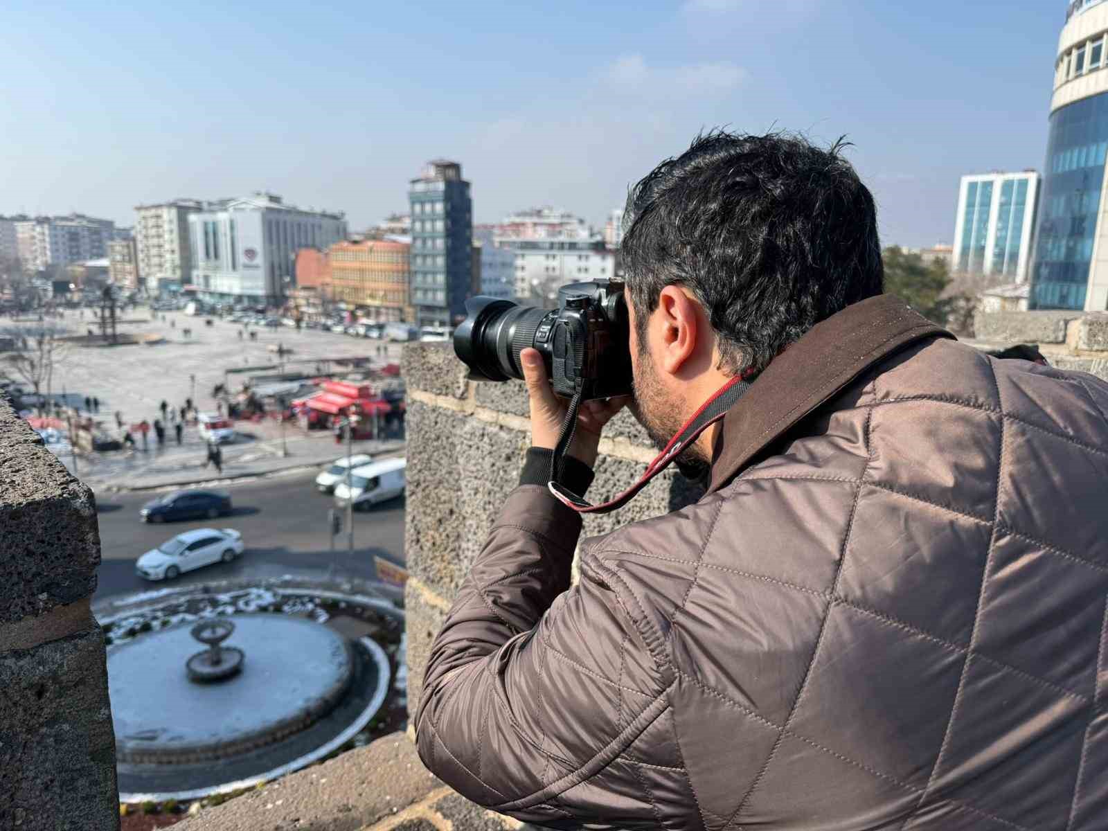 Diyarbakır surlarının 1932’de yıkılan bölümleri yapay zekayla yeniden canlandırıldı
Diyarbakır surlarının 1932’de yıkılan bölümleri yapay zekayla yeniden canlandırıldı