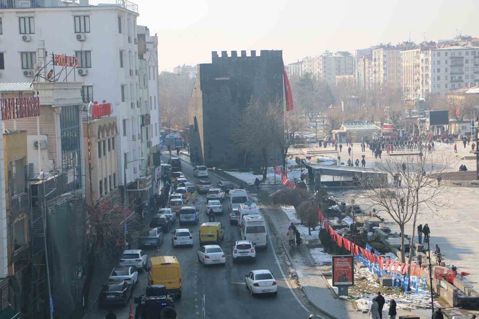 Diyarbakır surlarının 1932’de yıkılan bölümleri yapay zekayla yeniden canlandırıldı
Diyarbakır surlarının 1932’de yıkılan bölümleri yapay zekayla yeniden canlandırıldı