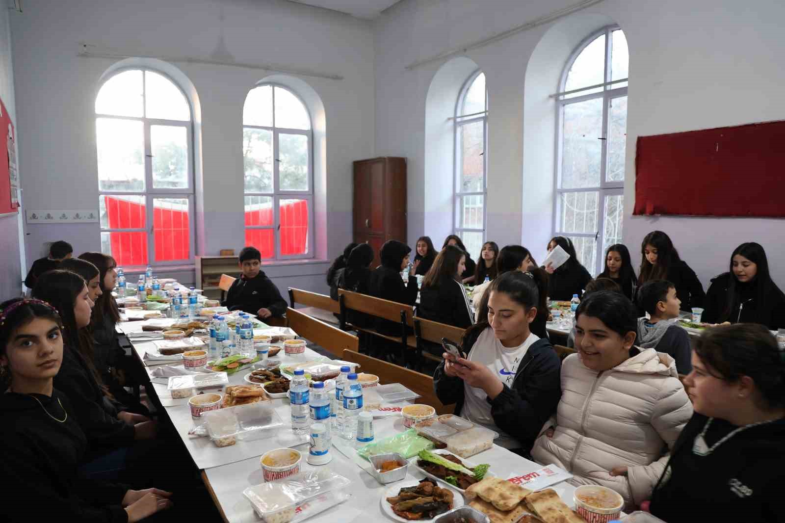 Diyarbakır’da 112 yıllık okulda iftar
