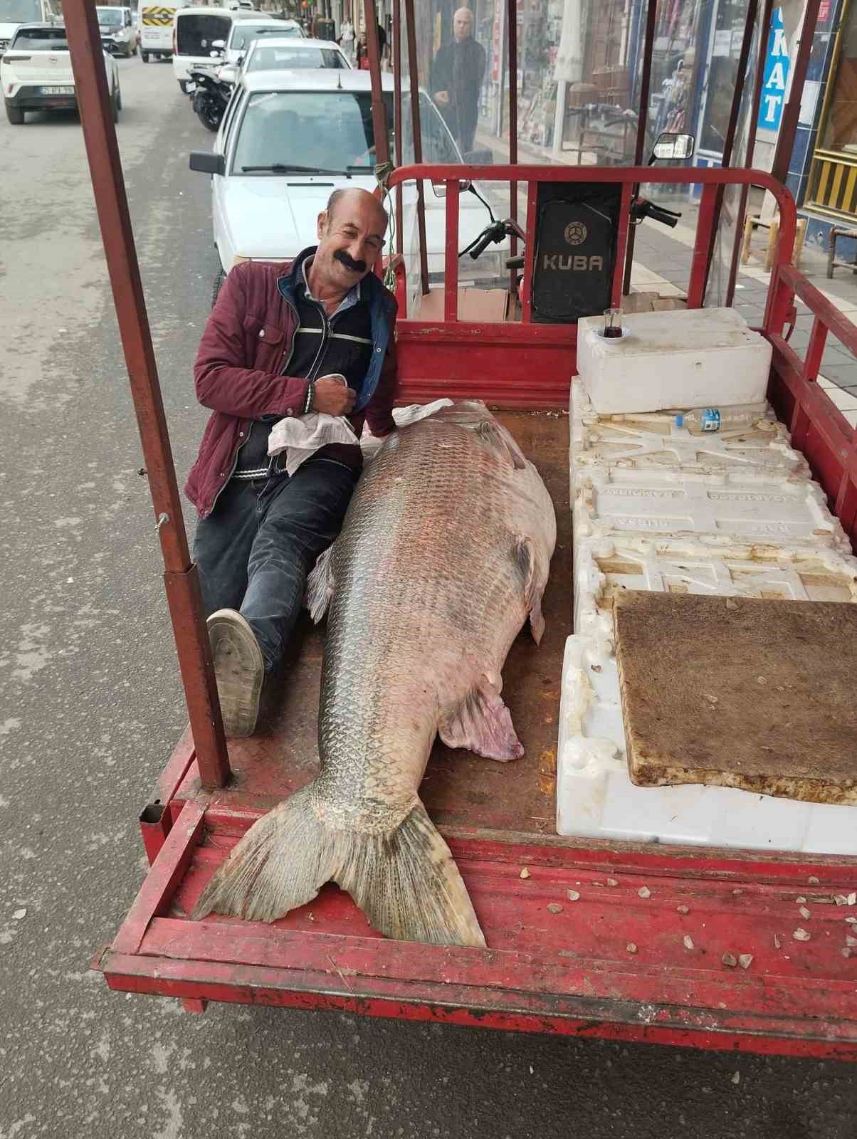 Diyarbakır’da 120 kiloluk turna balığı görenleri hayrete düşürdü
