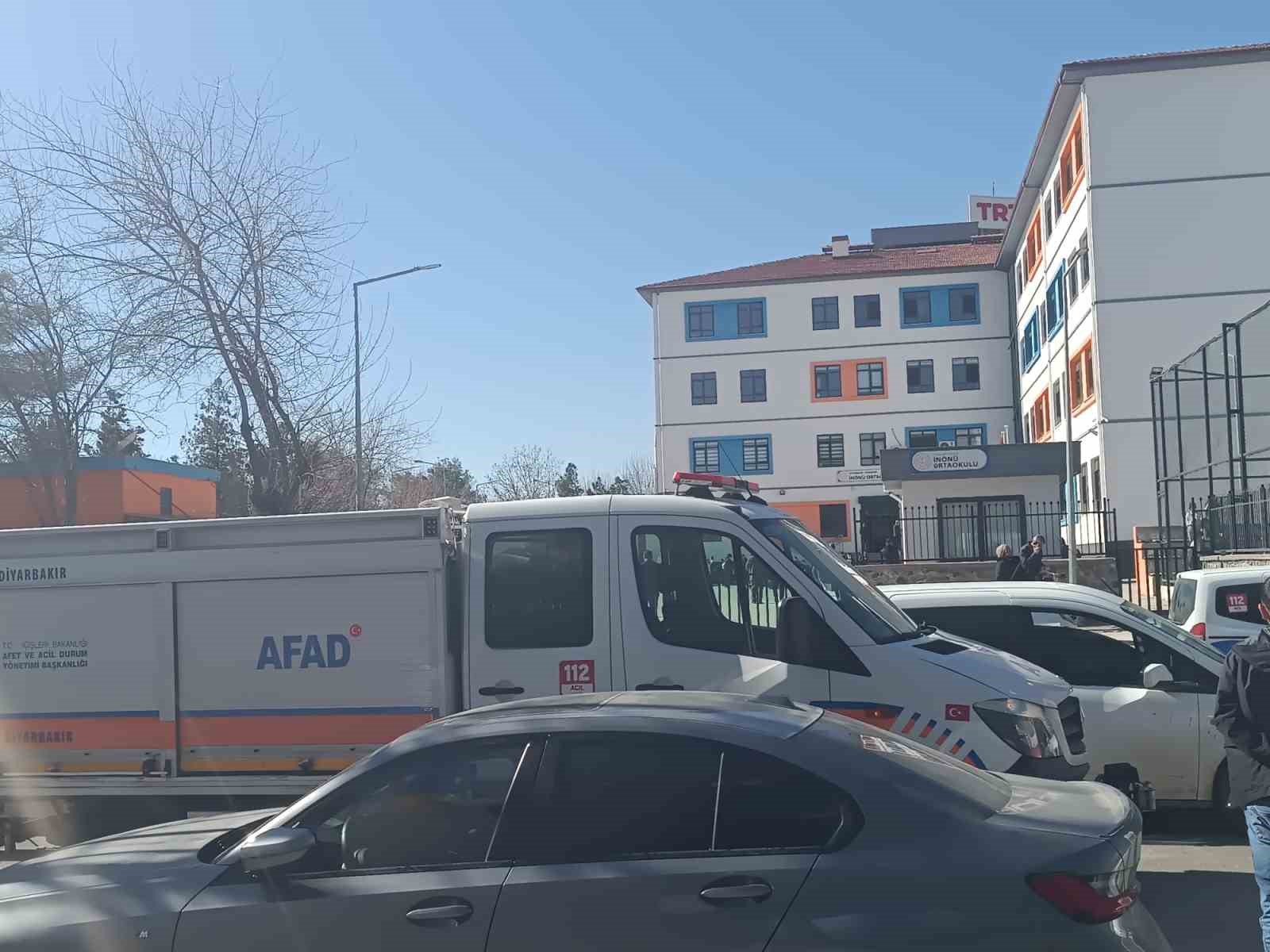 Diyarbakır’da 18 öğrenci cıva zehirlenmesi şüphesiyle hastaneye kaldırıldı
