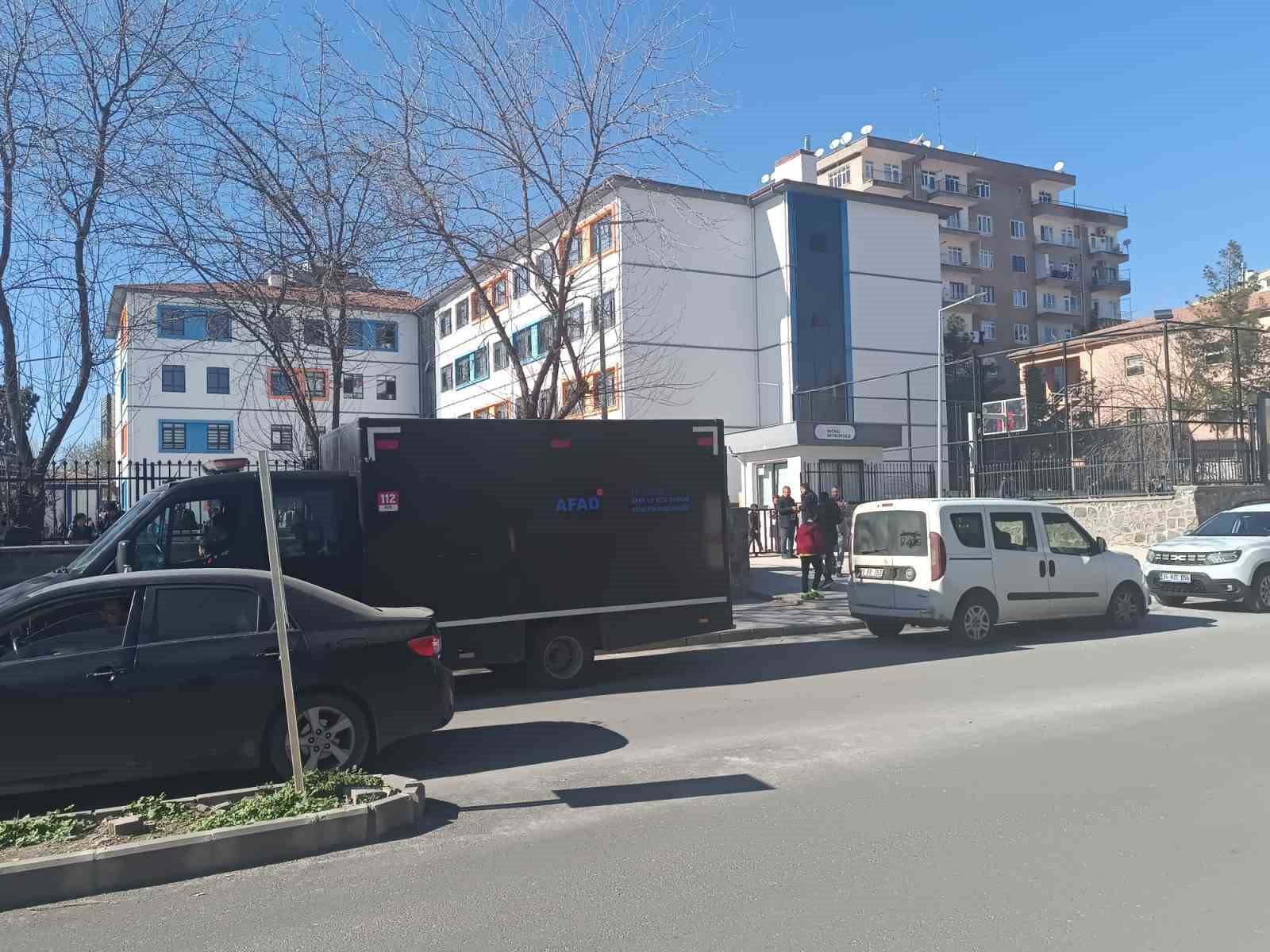 Diyarbakır’da 18 öğrenci cıva zehirlenmesi şüphesiyle hastaneye kaldırıldı
