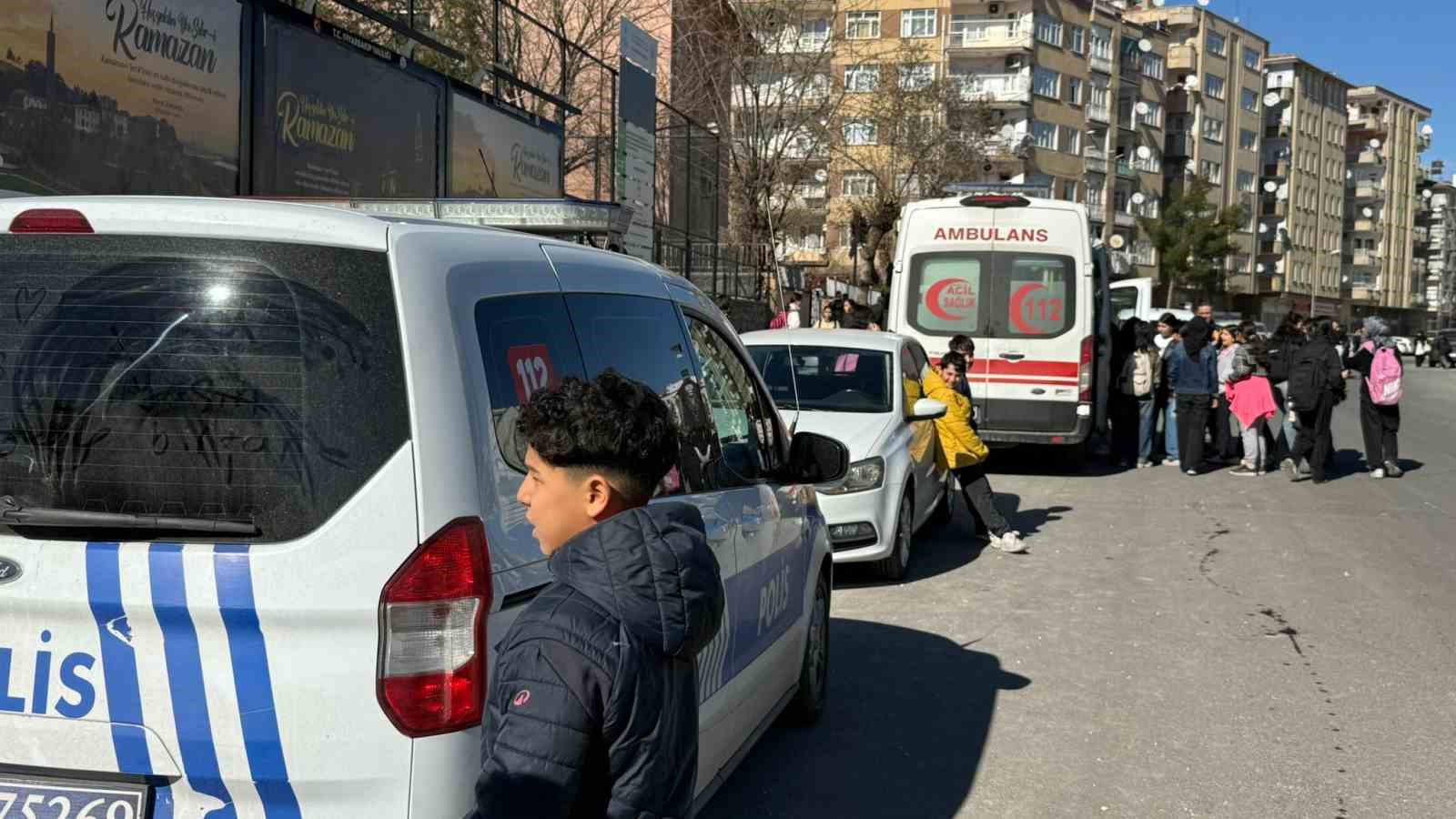 Diyarbakır’da 18 öğrenci cıva zehirlenmesi şüphesiyle hastaneye kaldırıldı

