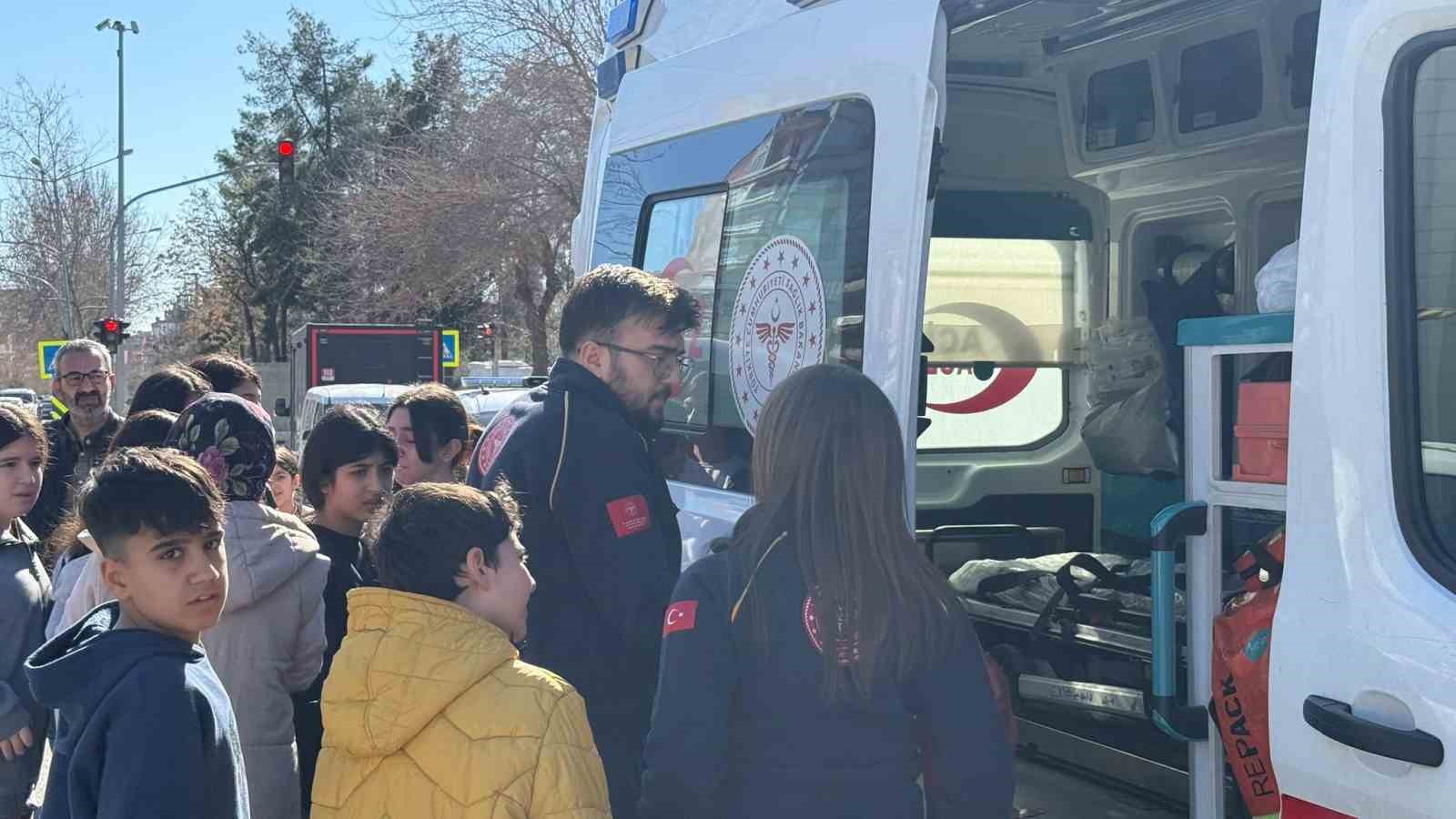 Diyarbakır’da 18 öğrenci cıva zehirlenmesi şüphesiyle hastaneye kaldırıldı
