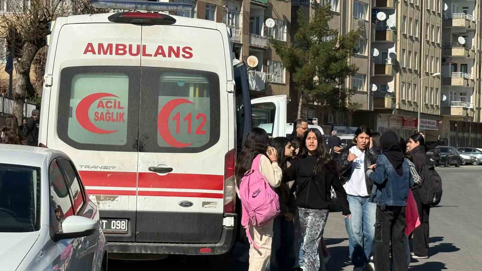 Diyarbakır’da 18 öğrenci cıva zehirlenmesi şüphesiyle hastaneye kaldırıldı
