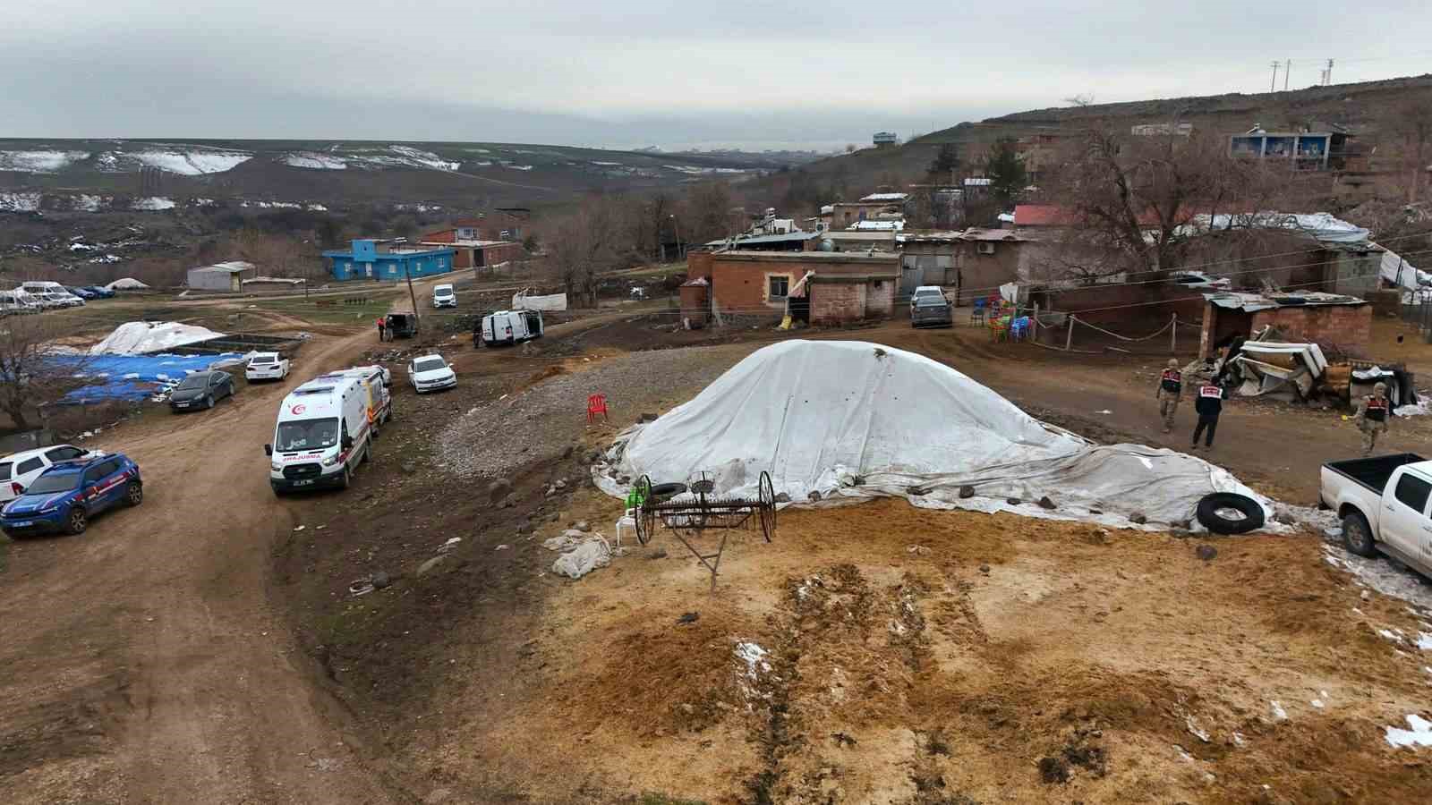 Diyarbakır’da 2 çocuk annesi, sırra kadem bastı
Diyarbakır’da 2 çocuk annesi, sırra kadem bastı