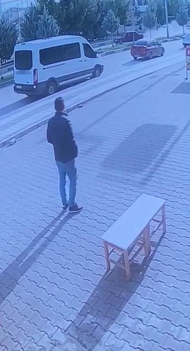 Diyarbakır’da 2 öğrencinin yaralandığı kaza anı güvenlik kameralarına yansıdı
