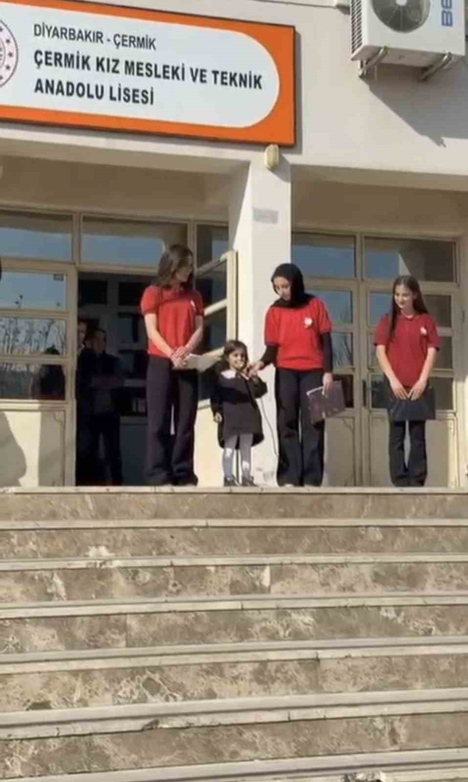 Diyarbakır’da 4 yaşındaki kız, İstiklal Marşı’nı ezbere okudu
