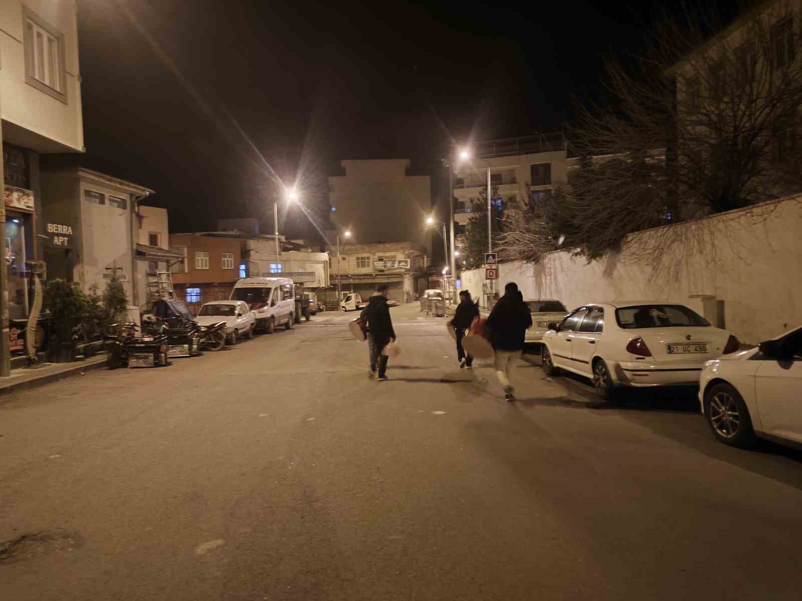 Diyarbakır’da 40 yıldır halay davulu çalarak sahura uyandırıyorlar
