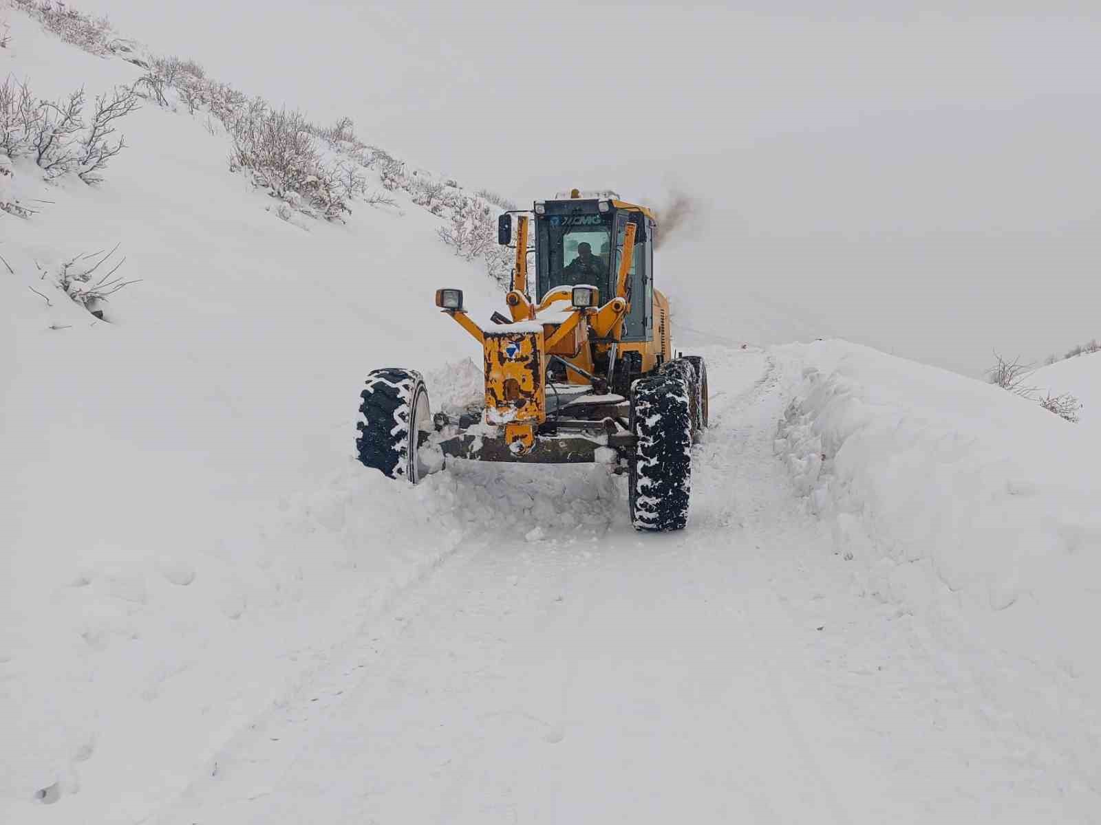 Diyarbakır’da, 6 ilçede 319 kilometrelik kırsal mahalle yolu ulaşıma açıldı
Diyarbakır’da, 6 ilçede 319 kilometrelik kırsal mahalle yolu ulaşıma açıldı