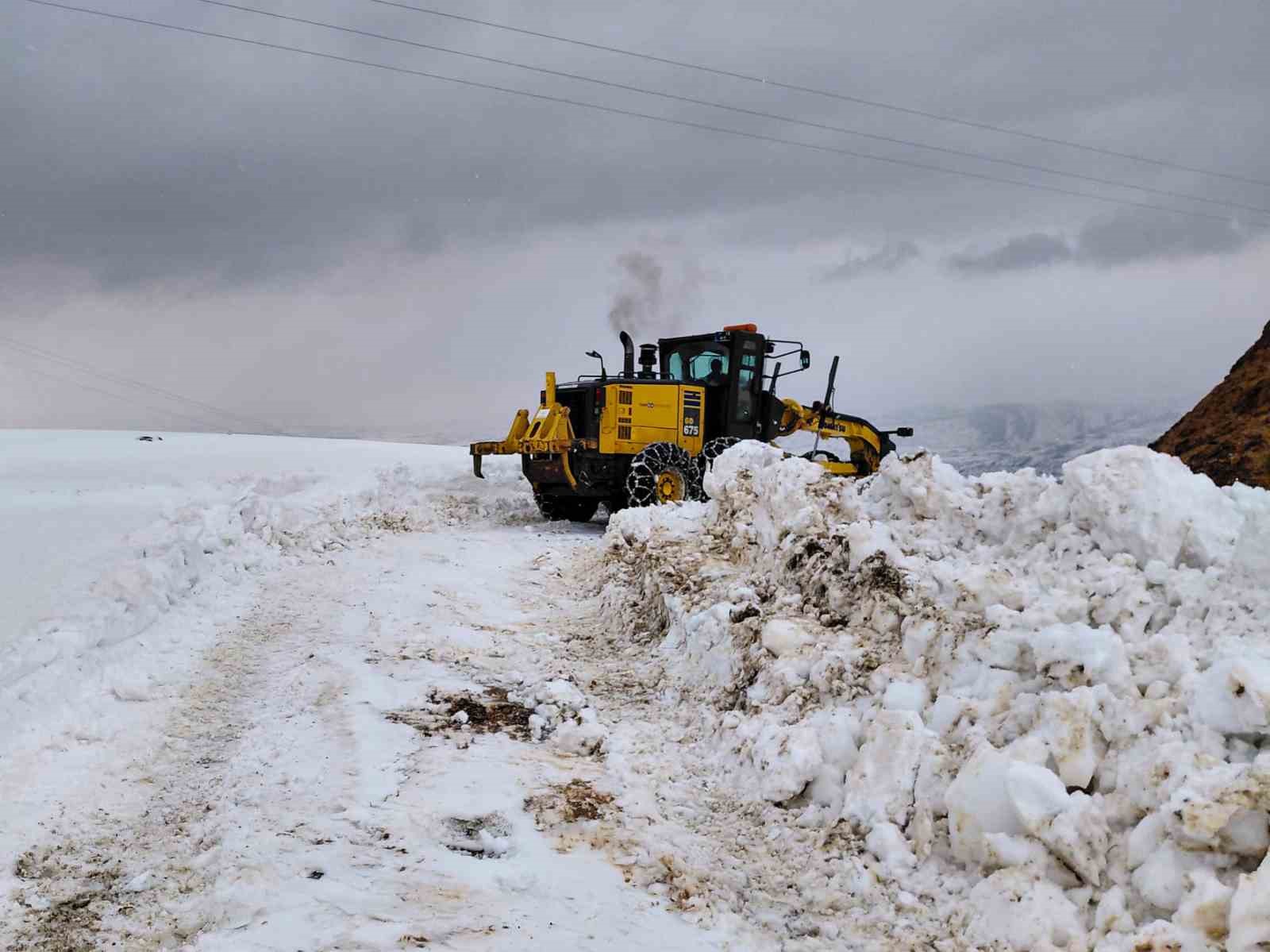 Diyarbakır’da, 6 ilçede 319 kilometrelik kırsal mahalle yolu ulaşıma açıldı
Diyarbakır’da, 6 ilçede 319 kilometrelik kırsal mahalle yolu ulaşıma açıldı