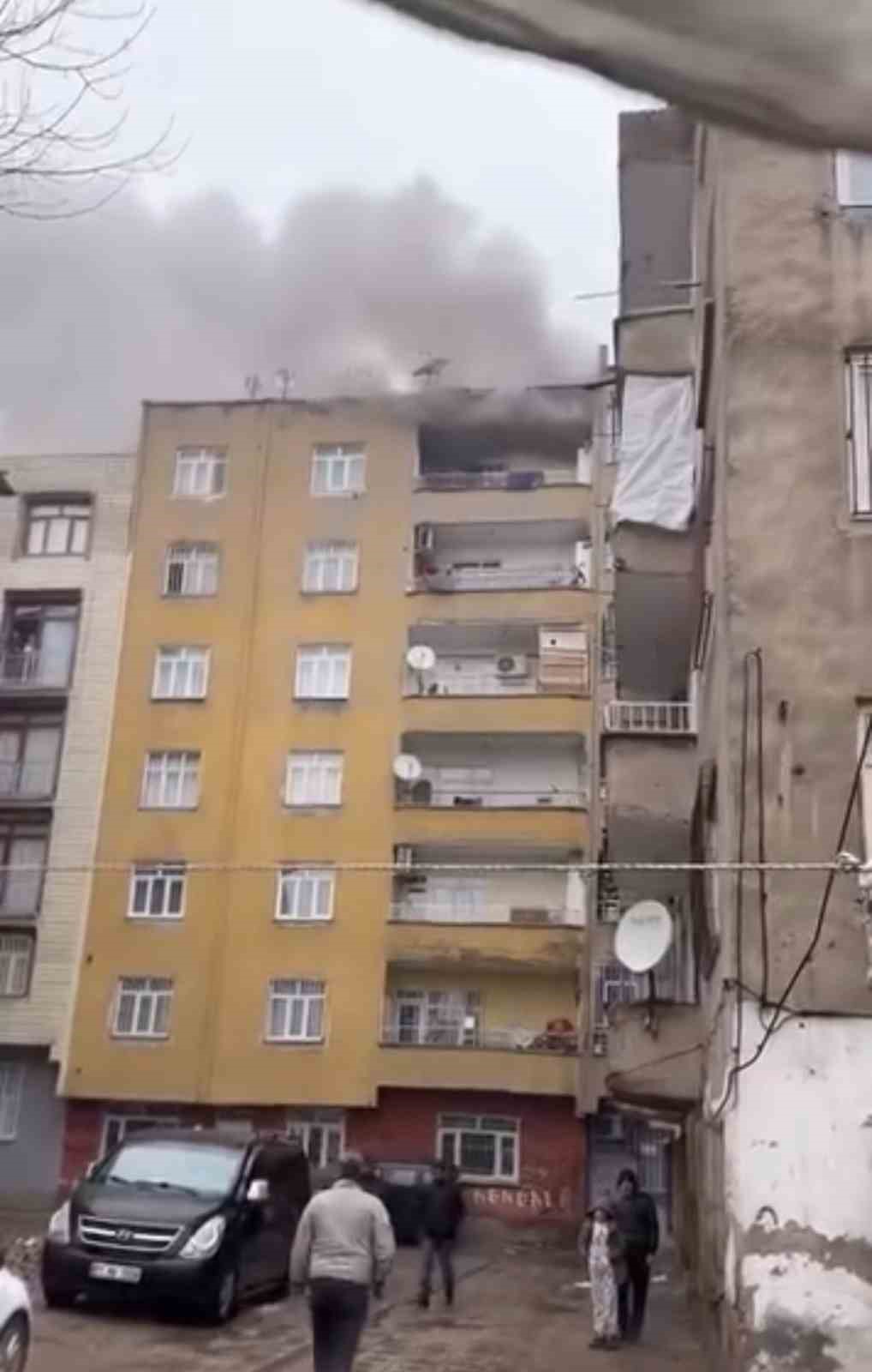 Diyarbakır’da 7 katlı apartmanda korkutan yangın
