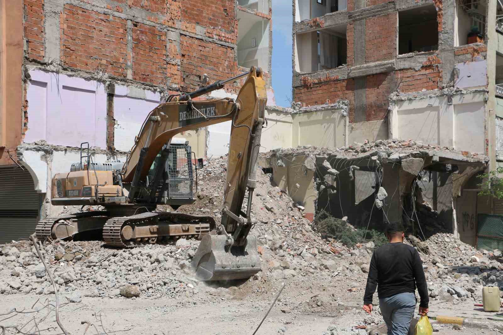 Diyarbakır’da ağır hasarlı bina yıkılırken yandaki sağlam bina da hasar aldı

