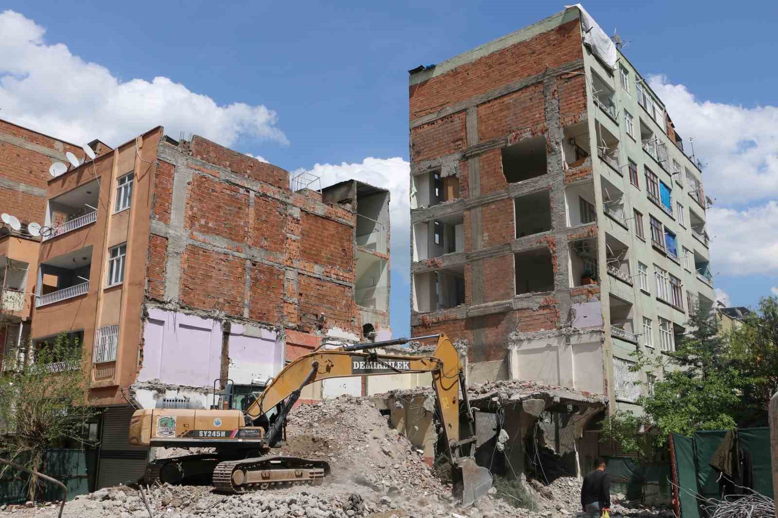 Diyarbakır’da ağır hasarlı bina yıkılırken yandaki sağlam bina da hasar aldı
