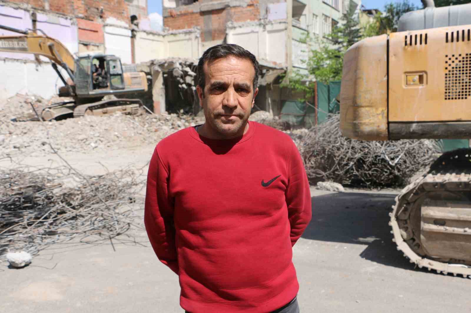 Diyarbakır’da ağır hasarlı bina yıkılırken yandaki sağlam bina da hasar aldı
