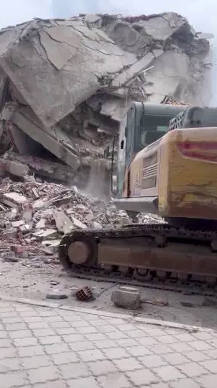 Diyarbakır’da ağır hasarlı binalar yıkılıyor
