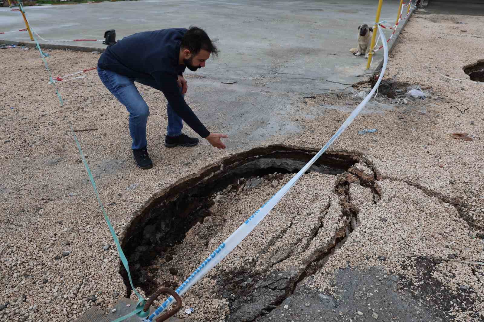 Diyarbakır’da ana yol kenarında zamanla oluşan dev çukur dronla görüntülendi
